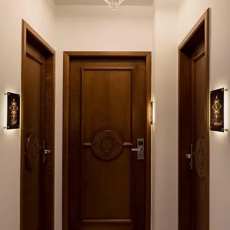 Vener Luxury Hanya